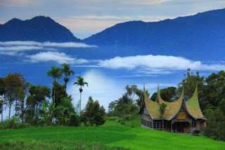 Danau Maninjau di Sumatera Barat Danau Maninjau di Sumatera Barat